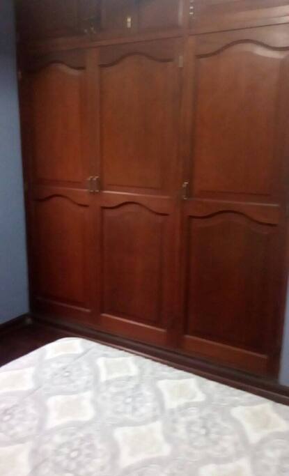 DORMITORIO 1 : CON CAMA DE 2 PLZ. CLOSET Y ESCRITORIO