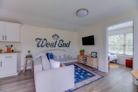 Top Airbnb: Charming Backyard Apartment - Outside of Uptown in Smallwood