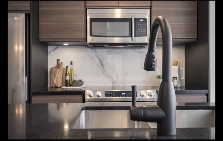 Gorgeous 2 rooms 2 bath BEST location+Pool+Beach