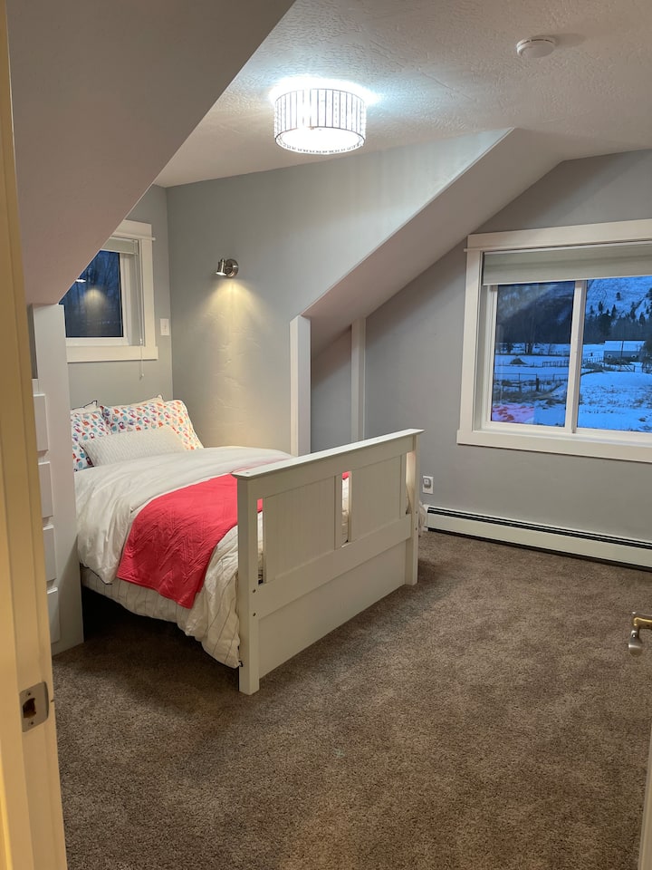 На горния етаж има голямо легло със светлини за четене и затъмнени щори