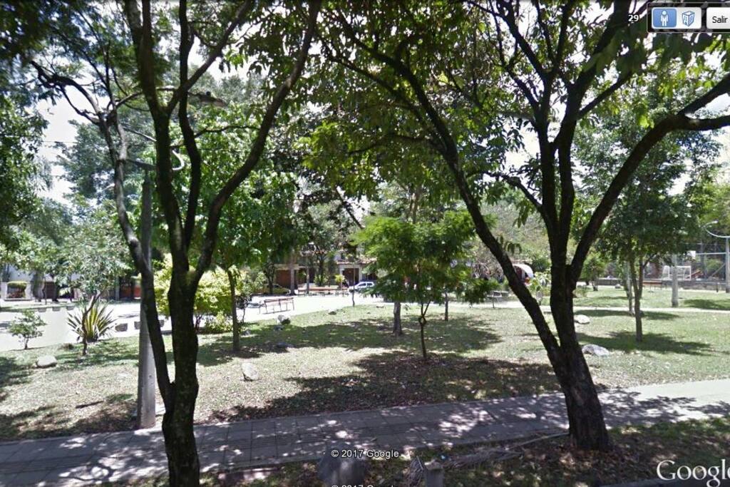 UBICACION:
Apartamento ubicado en el barrio Los colores exclusivo sector residencial y disponible para MUJER que trabaje o estudie.
Cerca al Mall comercial Mediterráneo, con fácil acceso a supermercados(Exito Robledo,D1,Mercado Madrid), restaurantes, gimnasios, zonas bancarias (Bancolombia, BBVA, AV villas, Davivienda), universidades (Facultad de Minas, Colegio Mayor, Pascual Bravo, ITM) con excelente transporte urbano y ruta integrada al sistema metro cercano a la estación floresta.
HABITACION:
Cama de un cuerpo
Mesa de noche
Closet
Silla Auxiliar
Televisión Digital HD
Cuadro decorativo
SERVICIOS:
Aseo a la Habitación
Lavado de Ropa
Internet wifi
Telefonía Local
Baño con calendador
REGLAS DE LA CASA:
Prohibido fumar
No se admiten mascotas
No se admiten fiestas o eventos
CONTACTOS:
CEL: 3053389977
FIJO:(4)6032422