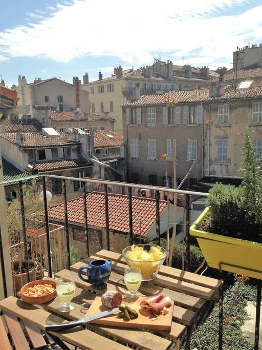 Un petit balcon (2m2) ensoleillé jusqu'à 15h00 pour prendre l'apéro à 2.