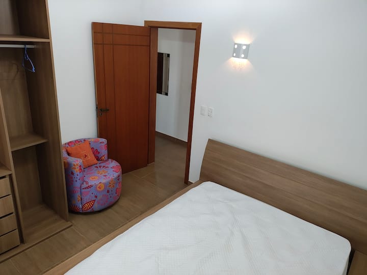 ห้องพักชั้นล่าง.. เตียงควีนไซส์ 1 เตียง 