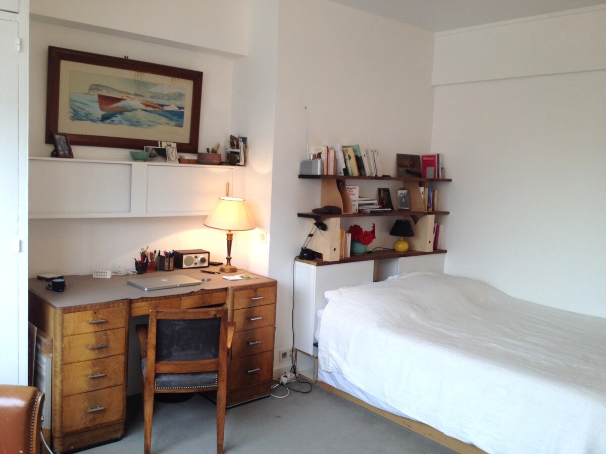 大房间， （卧室和书桌）