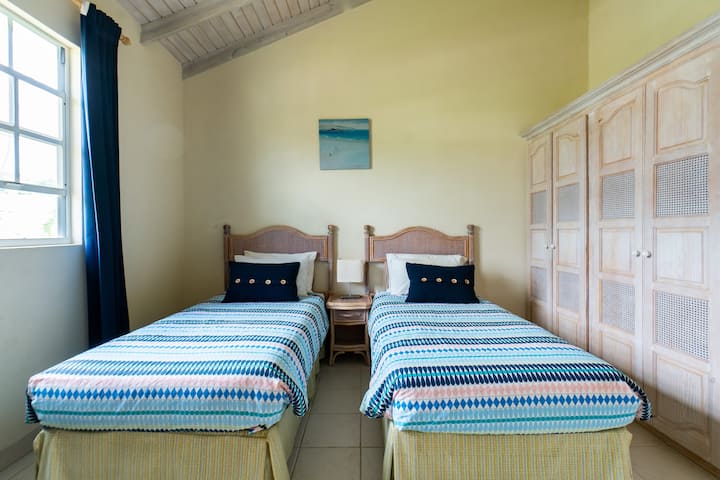 Guest Bedroom with 2 single beds, large closet, desk, AC and fan - all linens provided 