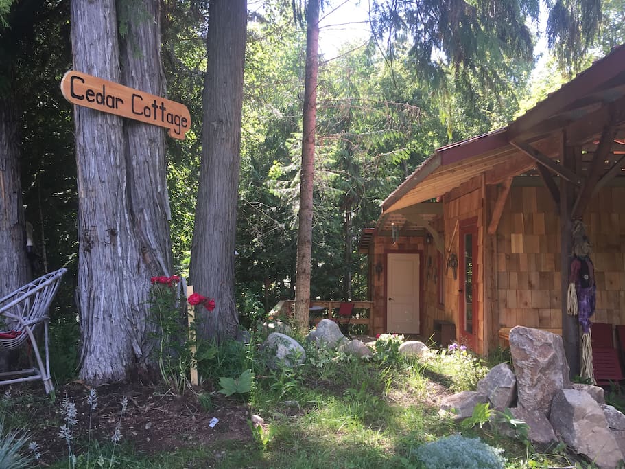 Private and cozy Cedar Cottage