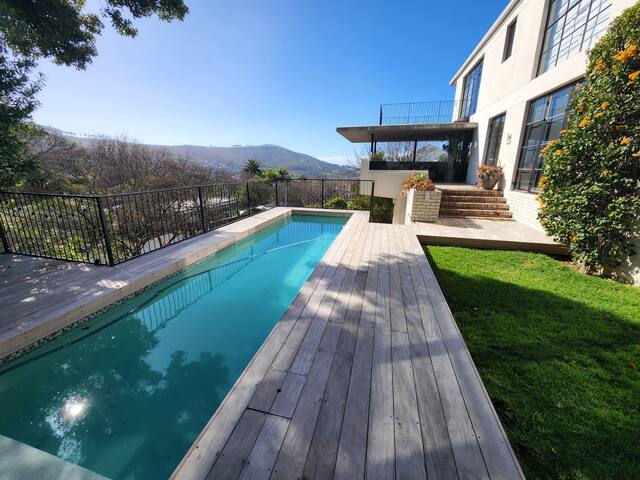 Stunning 5-bed Villa in leafy Higgovale plus Car