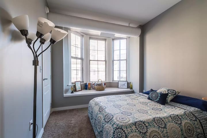 Convenient & Clean Private Room in Downtown CLE