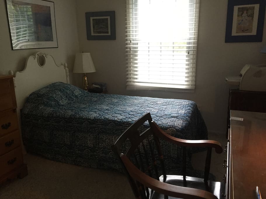 2nd bedroom - desk