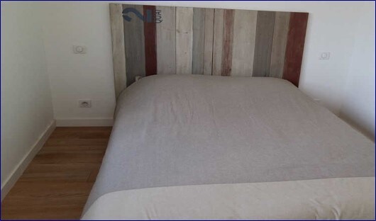 Spálňa s manželskou posteľou a sprchovacím kútom na druhom poschodí, 140 lôžok