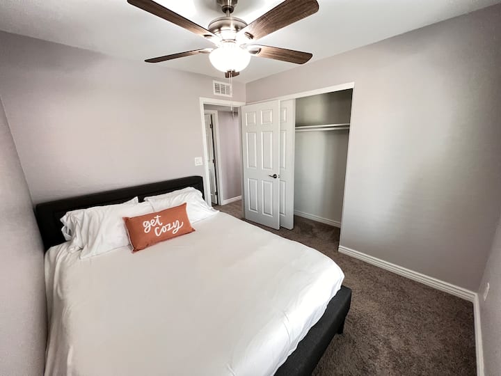 带标准双人床的卧室