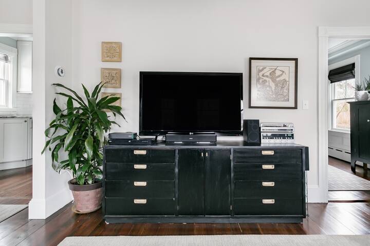 Classic Newport Cottage Steps off Thames Street gallery image 4