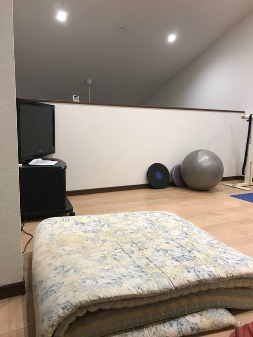ストレッチなどをする部屋で使っていたので鏡があります。