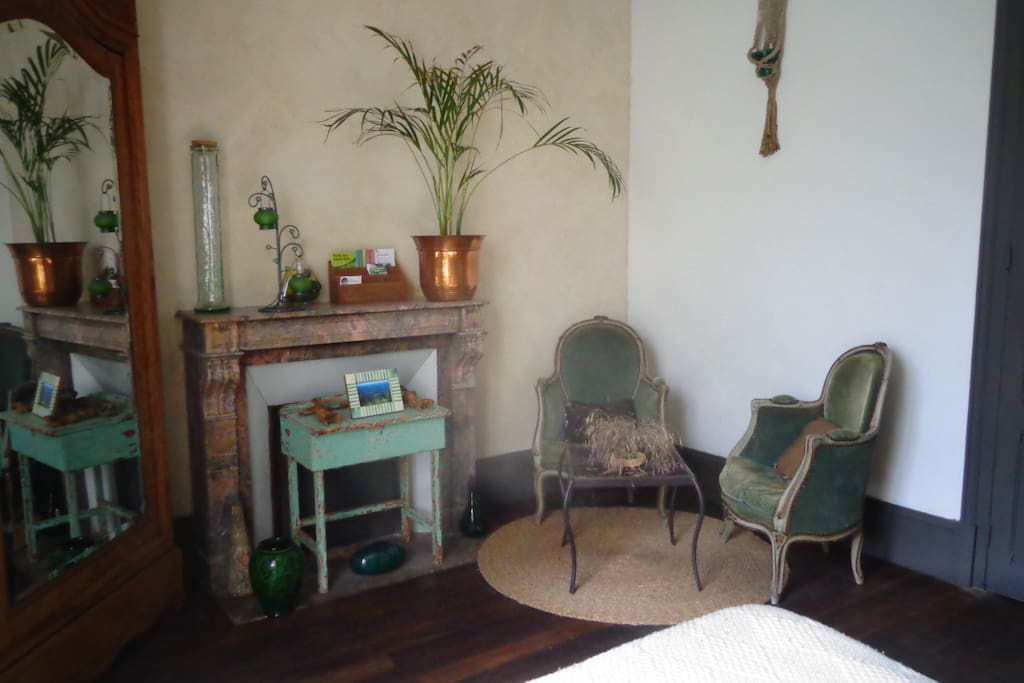 Armoire et petit salon dans la chambre
