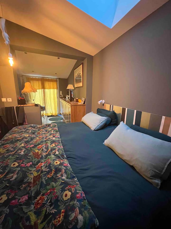 ห้องสวีทใหญ่พร้อมห้องน้ำ (ฝักบัวและอ่างอาบน้ำ) มองเห็นสระว่ายน้ำและสวน