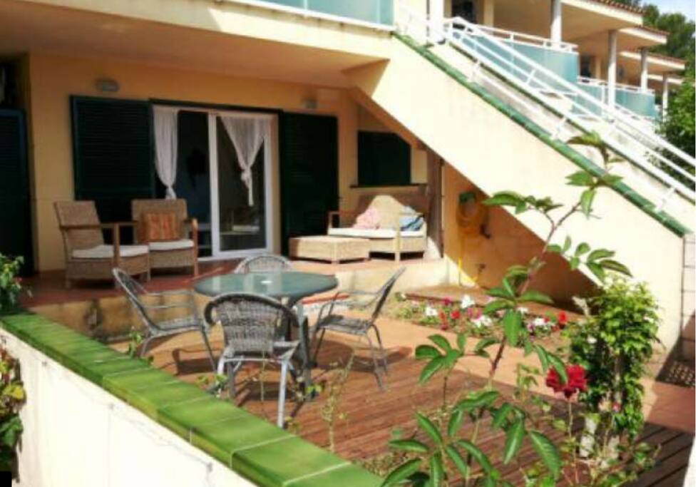 Terraza con mesa y 4 sillas, sofá y 2 butacas