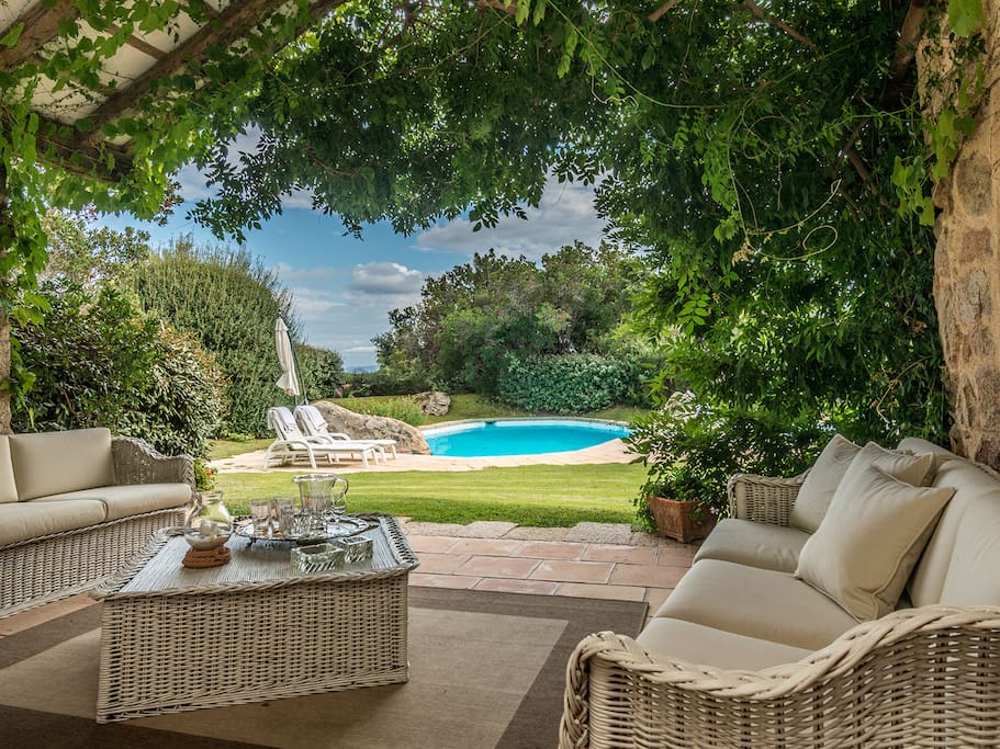 ESTERNO COPERTO CON VISTA GIARDINO E PISCINA.