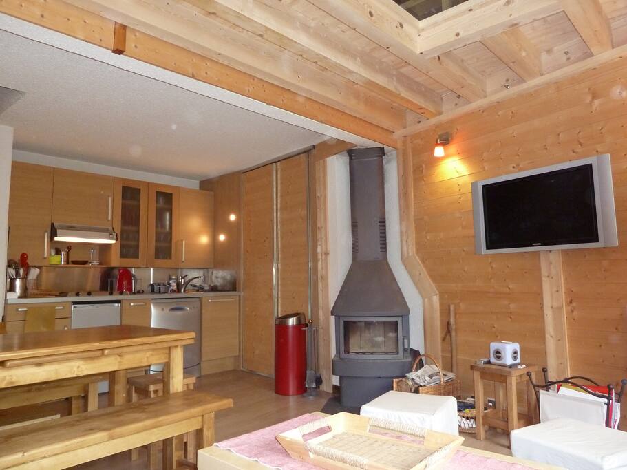 Pièce de vie avec poêle à bois