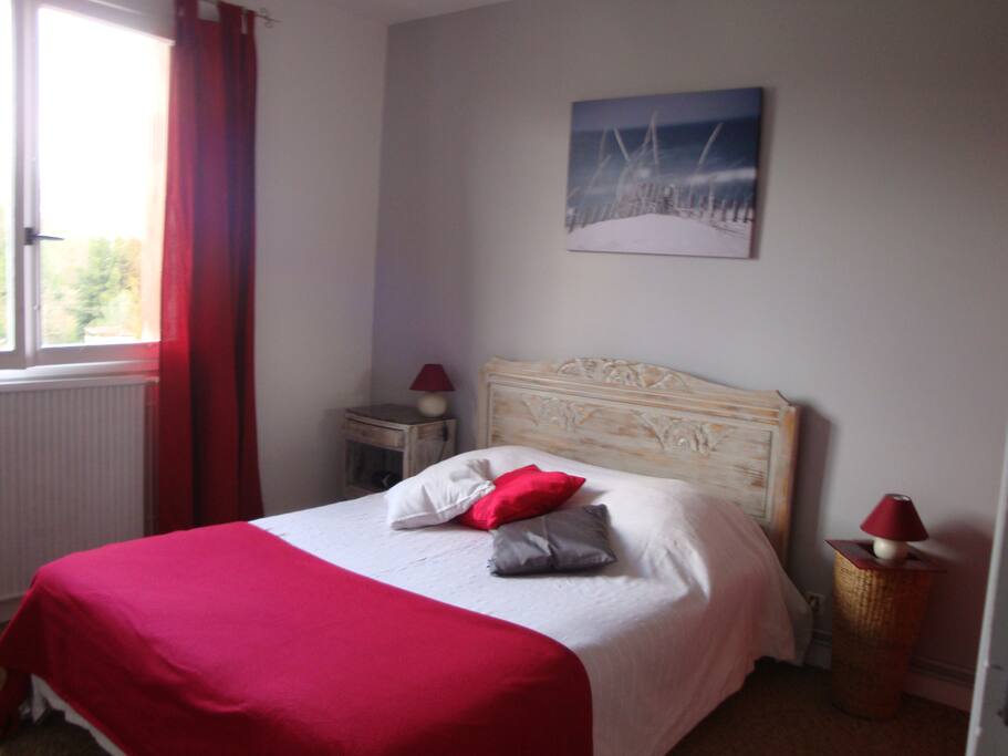 chambre lit 140 cm
coté jardin