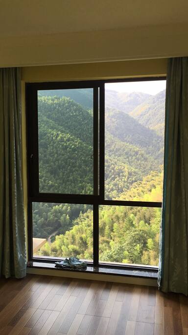 书房也正对大山