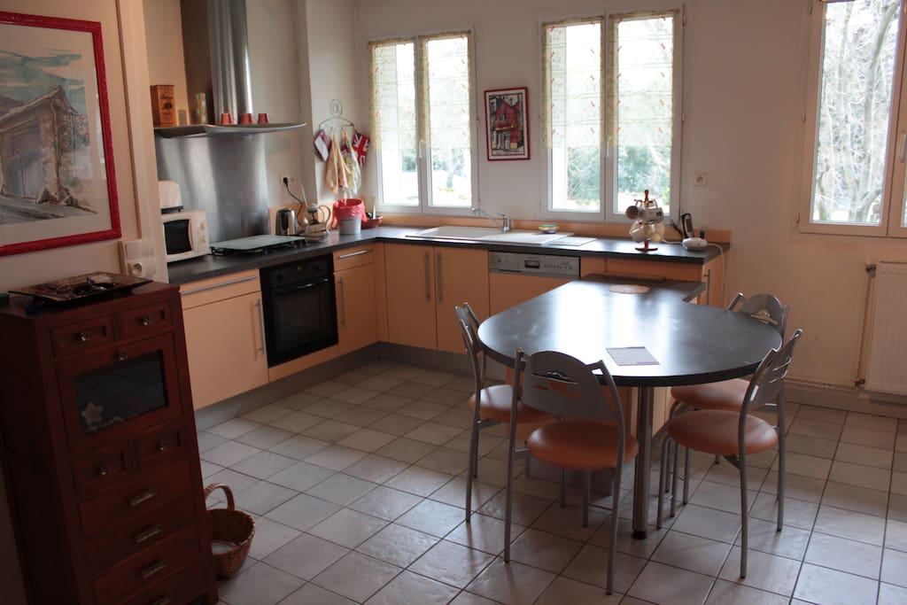 Cuisine équipée avec table 4 personnes + lave vaisselle + frigo + four + plaques au gaz + micro-ondes
