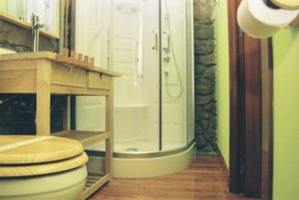 baño integrado en la habitacion verde