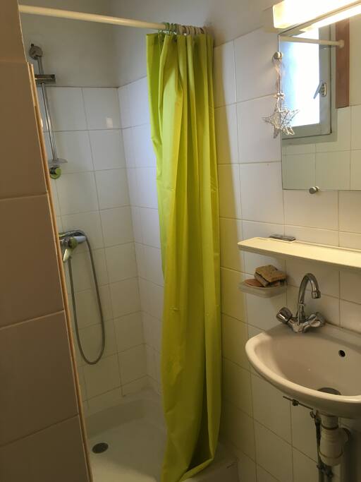 salle d'eau partagée avec la seconde chambre à louer