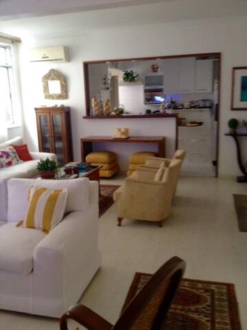 Conforto no Leblon gallery image 2