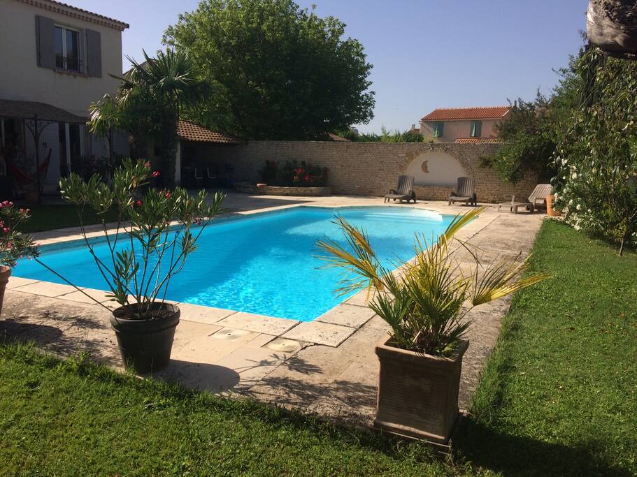 piscine et vue arrière de la maison