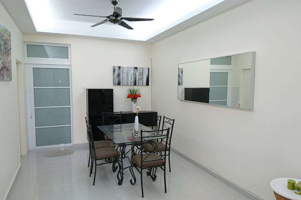 Dining table for 6 pax with buffet console