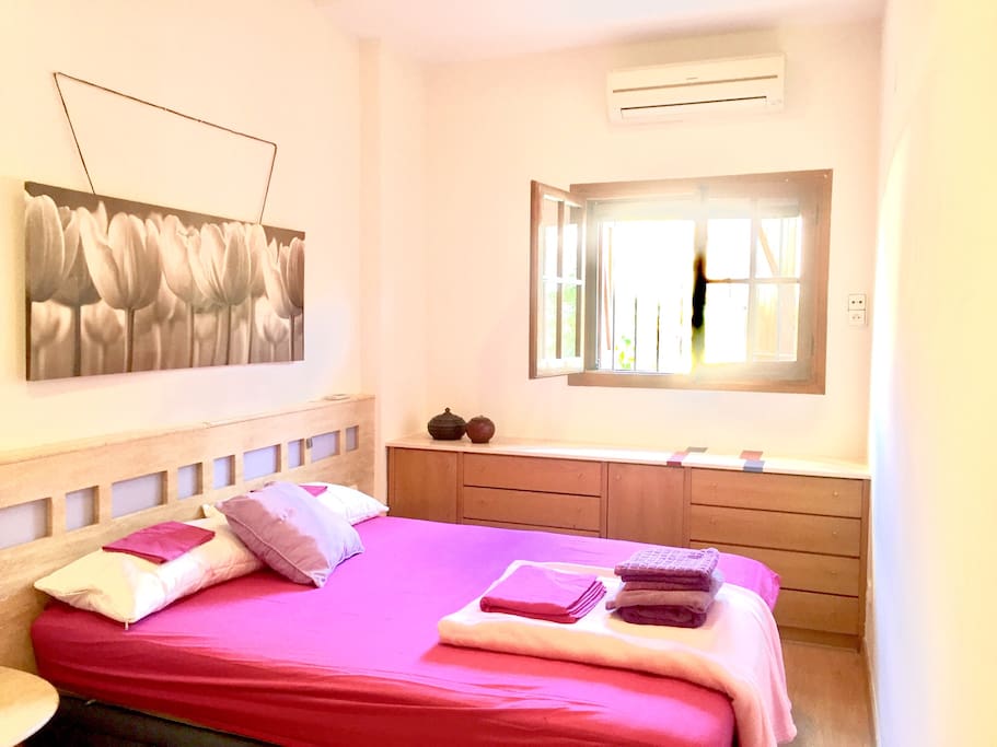 Dormitorio principal con baño ensuite y vistas a la terraza. Main bedroom with terrace view