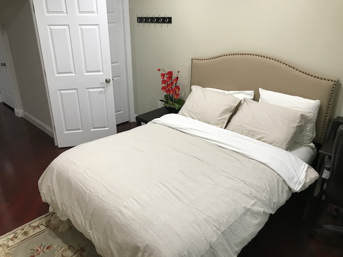 חדר שינה בקומה התחתונה - מיטת קווין סייז אחת