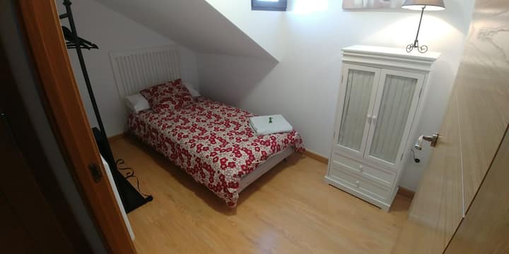 Спалня с 90 см легло.