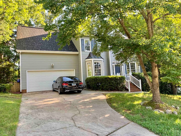 Spacious Family Home Minutes From Downtown Cary - Cary, NC