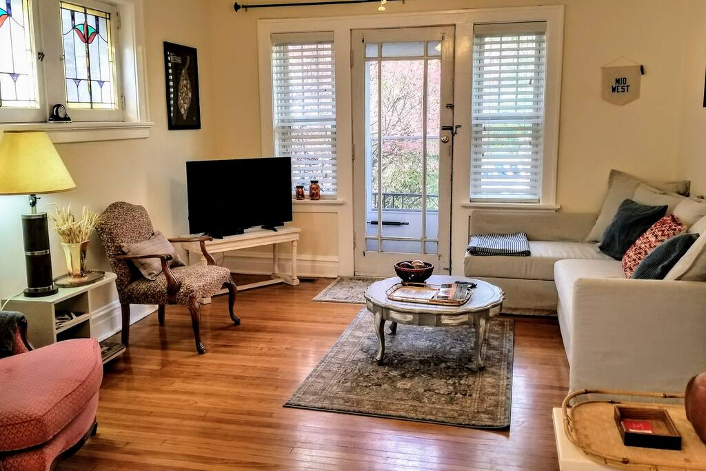Living Room: Smart TV with Roku apps