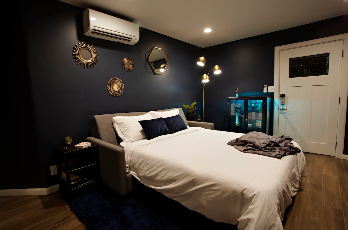 Каучот се преклопува за да смести уште двајца гости.