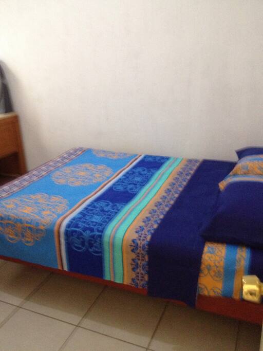 Esta es la cama matrimonial con la que cuenta la habitación Mike´s place, ideal para 2 personas comodamente.