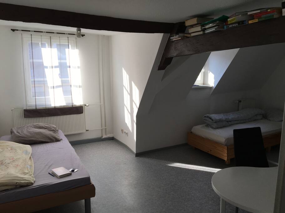 Großes Schlafzimmer mit zwei Betten