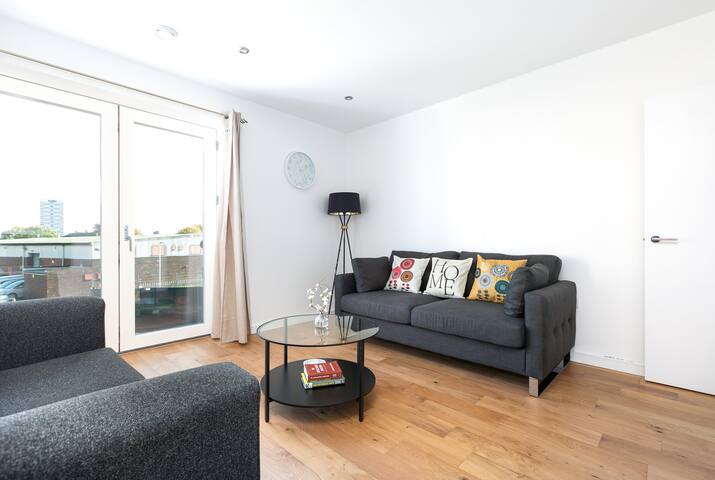 Exquisite 3Bed Flat Nr ExCel, O2 Arena & Westfield gallery image 5