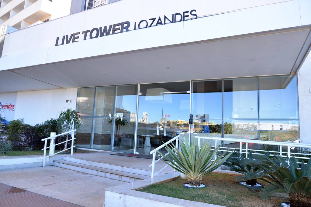 Panorama da entrada do condomínio Live Tower Lozandes.