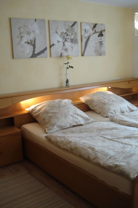 Schlafzimmer 1 mit Doppelbett