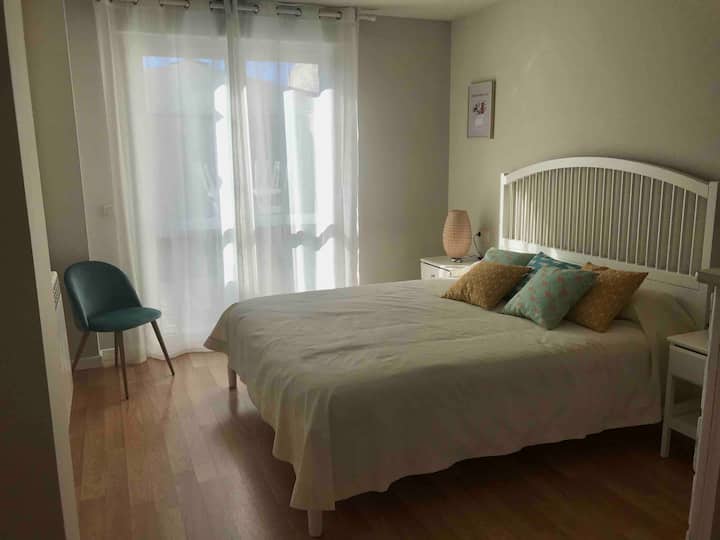 HABITACIÓN PRINCIPAL - Habitación con cama doble, baño incorporado y salida a amplio patio exterior