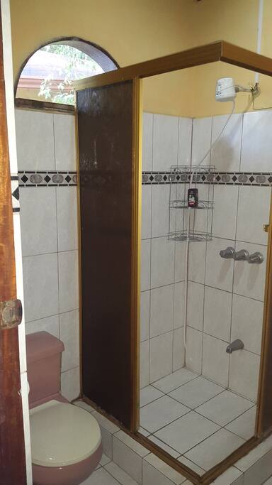 Cuarto de baño, ducha con agua caliente.
