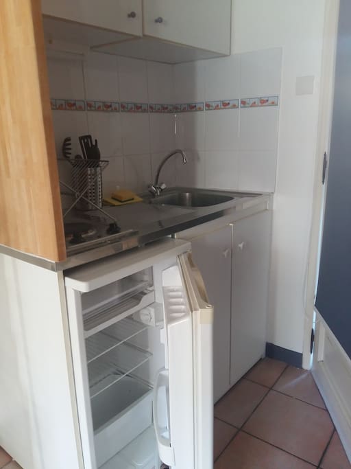 Coin cuisine avec frigo et plaque. Une cafetière est également disponible ainsi qu'une bouilloire