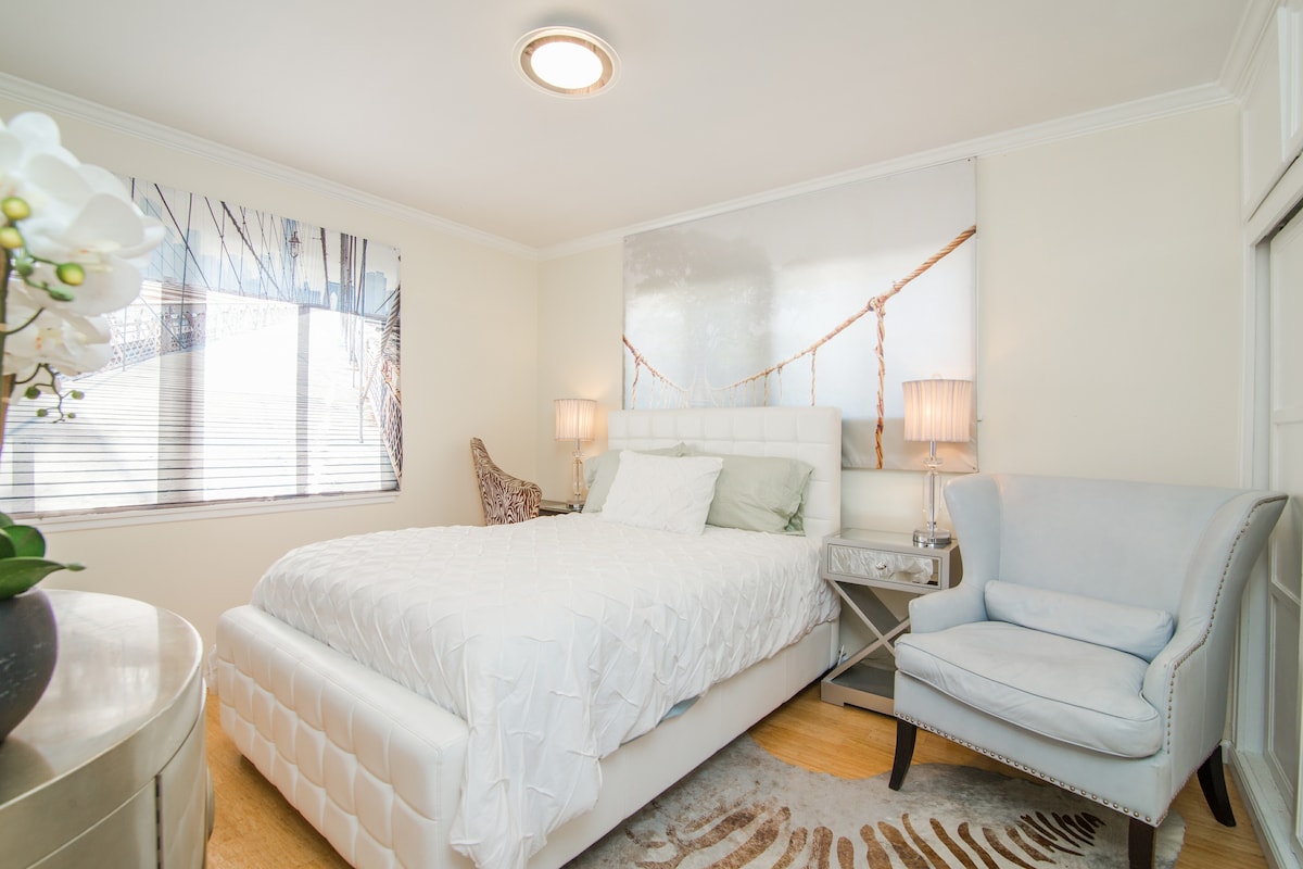 ห้องนอน 1
เตียงใหญ่พร้อมเก้าอี้นั่งสบายและพื้นที่ทำงาน
ทีวีจอแบนและพื้นที่ใกล้เคียงมากมาย