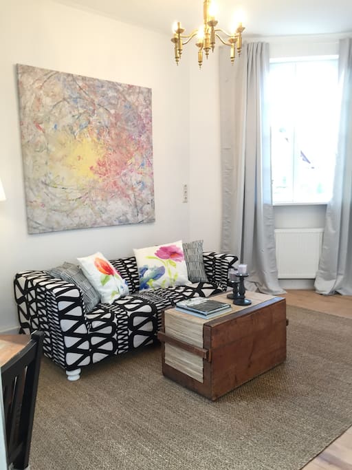 Wohnzimmer mit TV und Internet
