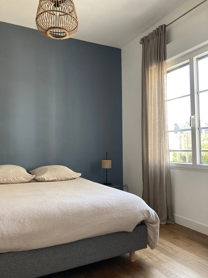 chambre du fond en 160. (il faut passer par la grande chambre aux lits superposés pour accéder à cette chambre).