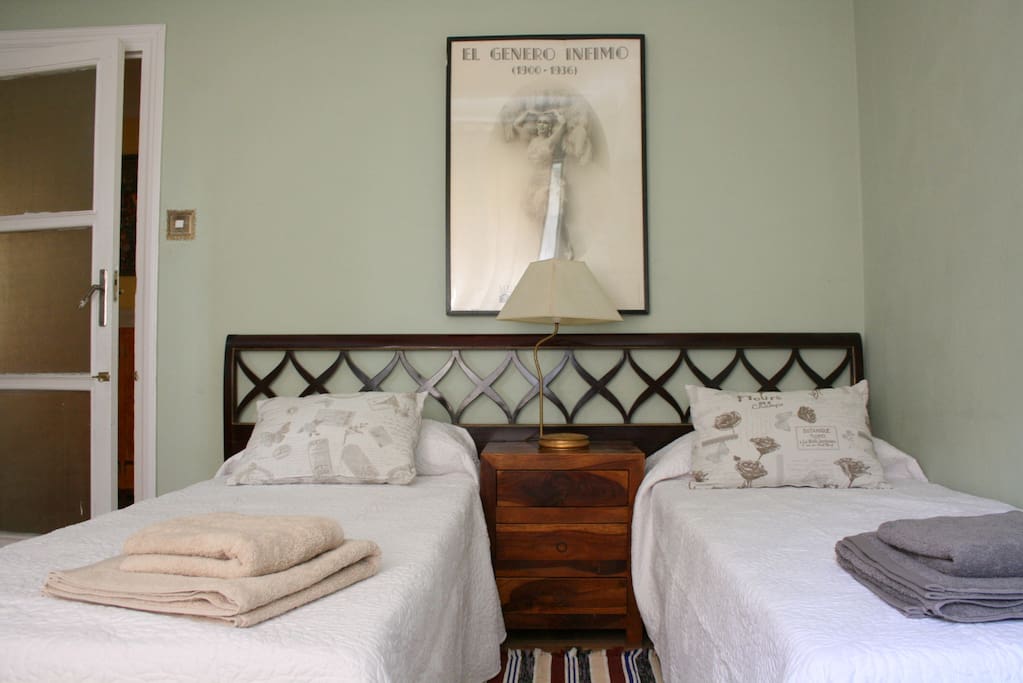La cama king size se puede transformar en dos camas individuales
