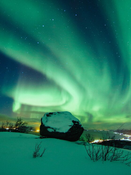 Show full-screen, host-provided image