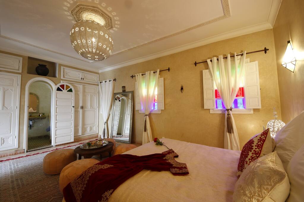Vue de la chambre et salle de bains